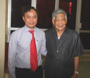 CCV. Nguyễn Bá Dũng (Trái) VPCC Hồ Gươm nhận bằng khen của chủ tịch UBND TP. Hà Nội